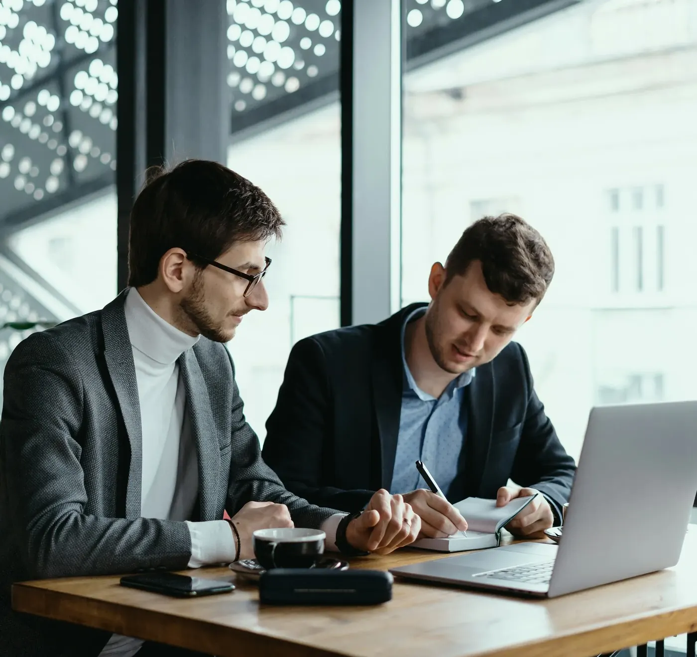 Profesionales revisando documentos